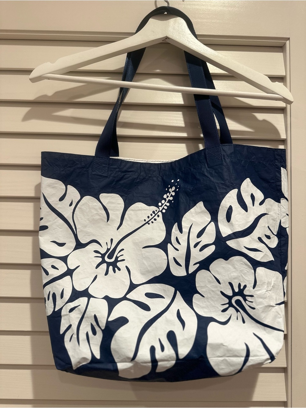NWOT ALOHA BIG ISLAND HIBISCUS HOLO HOLO WHITE/NAVY 13” tall x 16” reversible